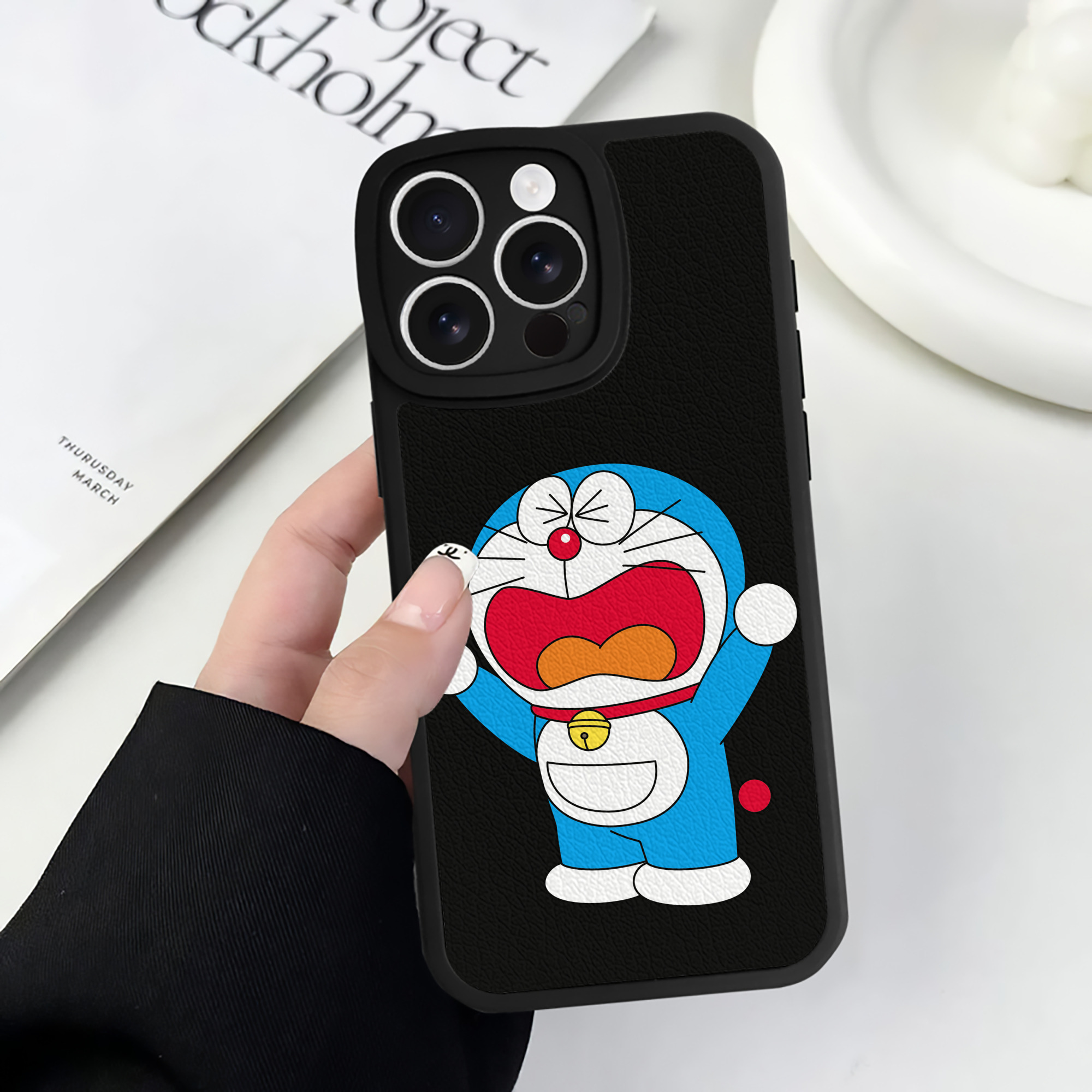 （画像用） ドラえもん Doraemon 【iPhone 16シリーズ対応】シリコンスマホケース（レザー調） 材質：シリコン
